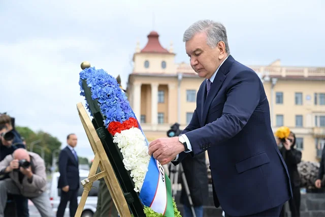 Шавкат Мирзиёев возложил венок к Монументу Победы в Минске