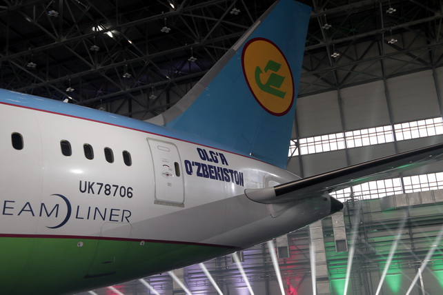 «Белый волк» в небе: Uzbekistan Airways представила футбольный Dreamliner Узбекистана