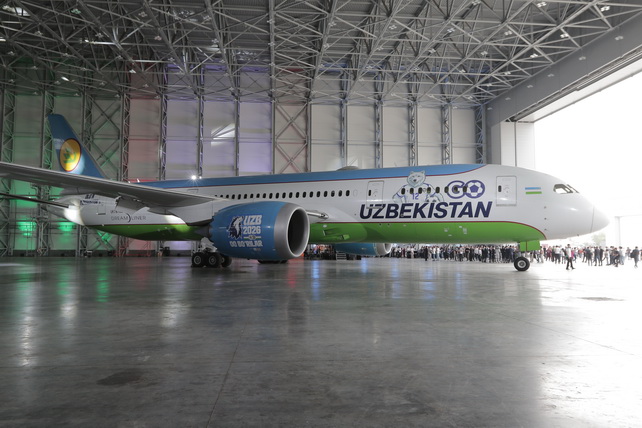 «Белый волк» в небе: Uzbekistan Airways представила футбольный Dreamliner Узбекистана