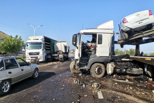 В Джизакской области произошло ДТП с участием четырех грузовых автомобилей
