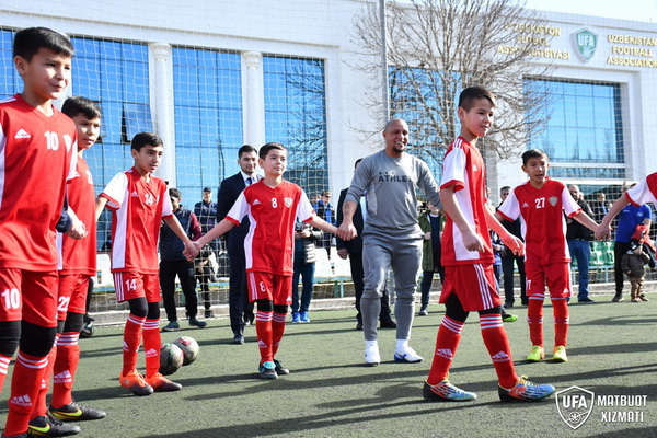 Football legend Roberto Carlos visits Tashkent