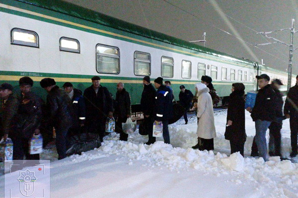 People stranded at the Kamchik pass are evacuated by special trains