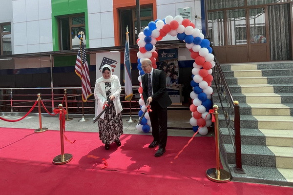 American Corner Namangan opens, invites visitors to learn about the United States