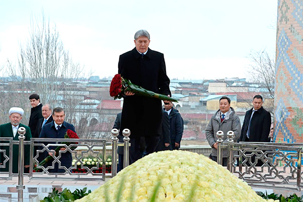 Almazbek Atambaev lays flowers to grave of Islam Karimov