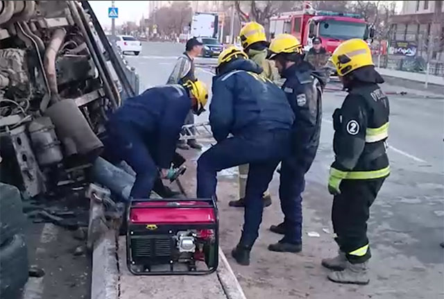 В Нукусе грузовик с газовой цистерной перевернулся