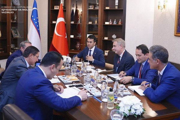 A bilateral meeting with representatives of IC ICTAS INSAAT takes place