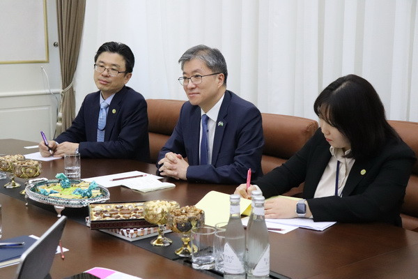 A meeting with the Ambassador of the Republic of Korea takes place at the Chamber of Commerce and Industry