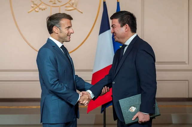 Uzbek Ambassador presents credentials to President of France