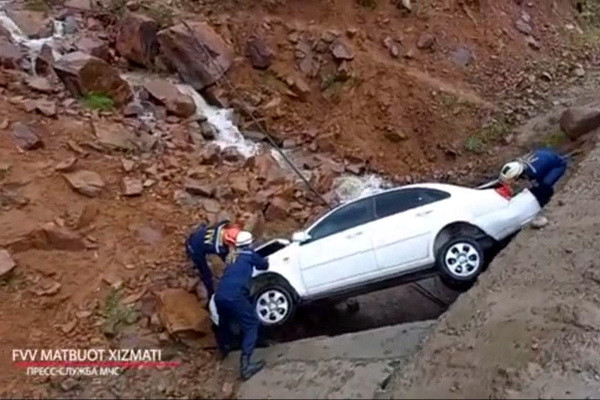 The driver of the Lacetti lost control and fell into a ditch