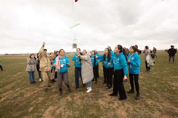 Girls from Kazakhstan, Kyrgyzstan and Uzbekistan launched nanosatellites into the stratosphere for air pollution analysis
