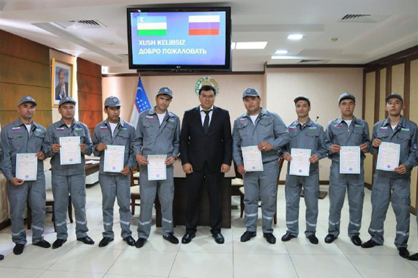 A group of Uzbek labour migrants heads to Russi