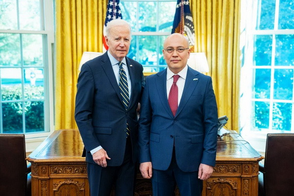 The new Ambassador of Uzbekistan presents his credentials to the President of the United States
