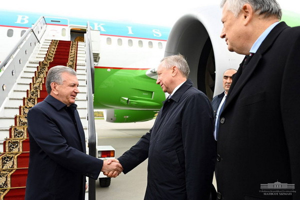 Shavkat Mirziyoyev arrives in Saint Petersburg