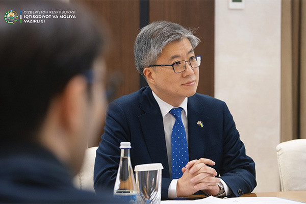 Uzbek DPM, Korean envoy discussthe current status of jointly implemented projects