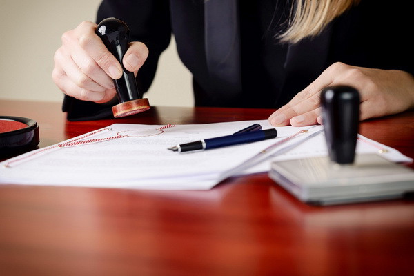 In what cases will a notary’s license be suspended?