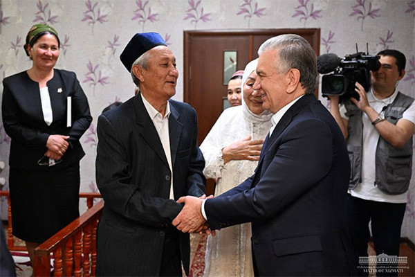 Uzbek President visits the Nukus mahalla