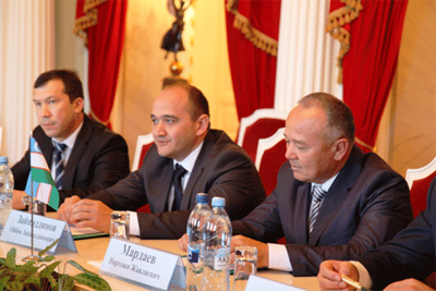 Uzbek customs delegation pays visit to Russia