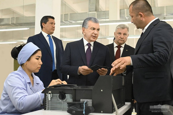 Uzbek President gets acquainted with a modern shoe factory