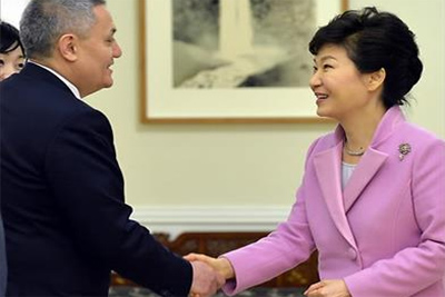 Rustam Azimov meets with South Korean President