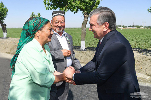 Uzbek President talks with local farmers in Samarkand