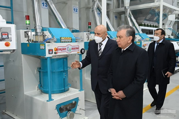 Uzbek Presidents pays visit to modern industrial chain in TCT Rice plant