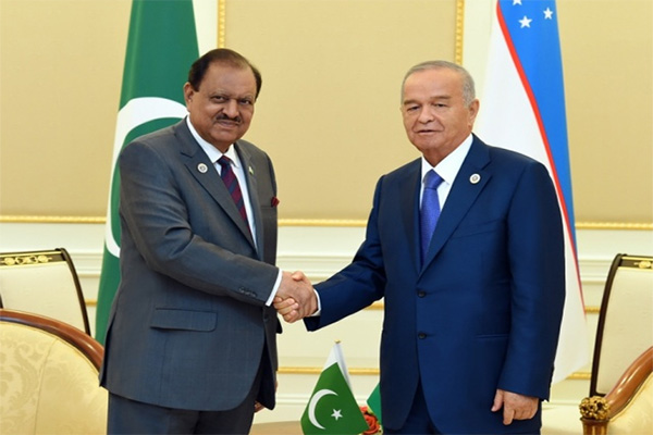 Islam Karimov and Mamnoon Hussain discuss Uzbek-Pakistani ties