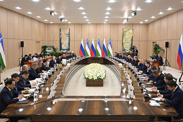Ўзбекистон Президенти "ИННОПРОМ" халқаро кўргазмасини бориб кўрди