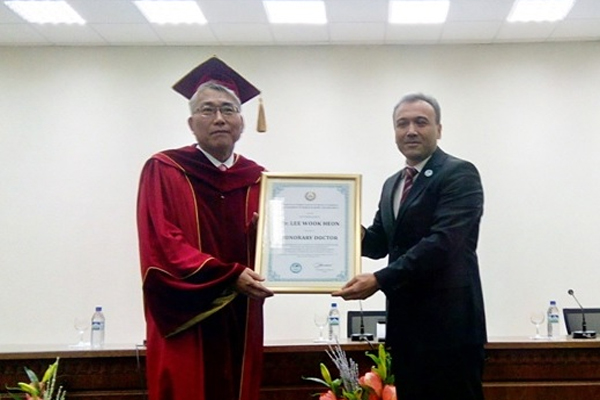 Korean envoy receives title of UWED honorary doctorate