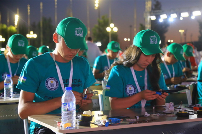 Young Engineers of Uzbekistan Break Guinness World Record for Robot Assembly