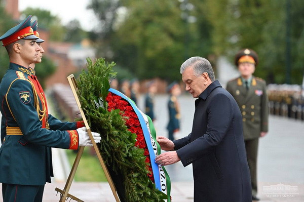 President of Uzbekistan lays flowers in the Alexander Garden in Moscow