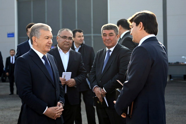 Президент Мирзиёев посетил агроцентр «Агромарказ» в Джизакской области