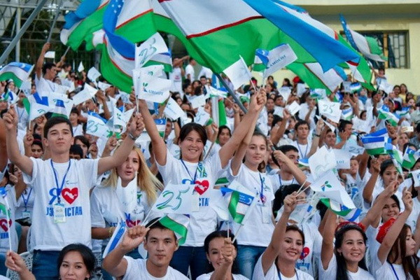Какой средний возраст населения Узбекистана?