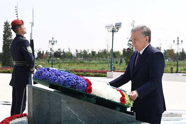 President lays flowers at the Independence Monument