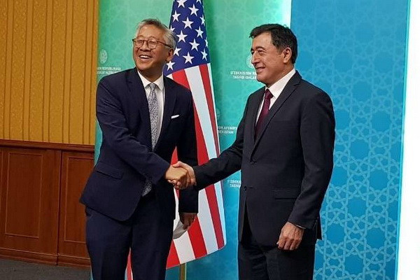В МИД прошли узбекско-американские переговоры с участием делегации США во главе с помощником госсекретаря
