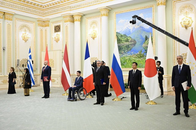 Президент Узбекистана принял верительные грамоты у вновь назначенных иностранных послов