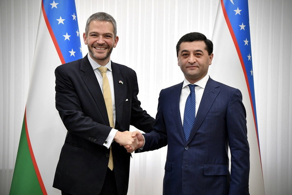 Uzbek FM receives the copies of credentials from the Ambassador of the United Kingdom