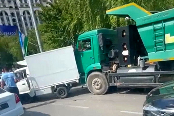 В Ташкенте столкнулись более десяти автомобилей