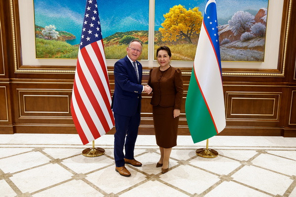 Chairperson of the Senate receives President of the Utah State Senate