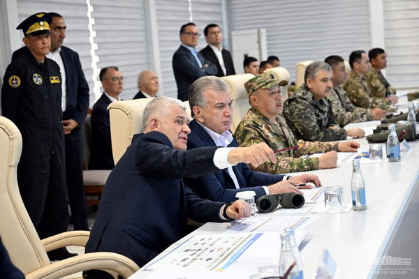 Shavkat Mirziyoyev observes battalion tactical exercises at the Termez training ground