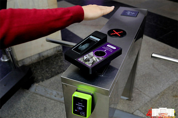 The Tashkent metro begins testing payment using palm scanning