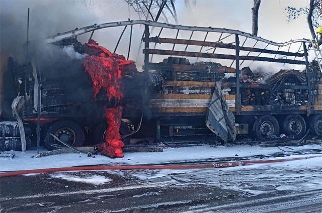 Фура загорелась на трассе Ташкент–Сырдарья, пострадавших нет Фура загорелась на трассе Ташкент–Сырдарья, пострадавших нет