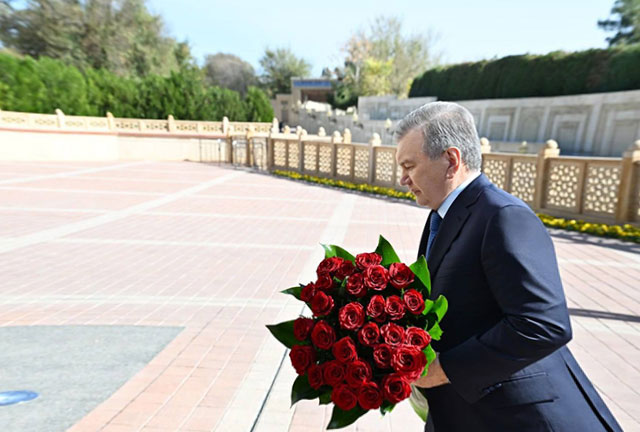Mirziyoyev Pays Tribute to Islam Karimov in Samarkand Mirziyoyev Pays Tribute to Islam Karimov in Samarkand