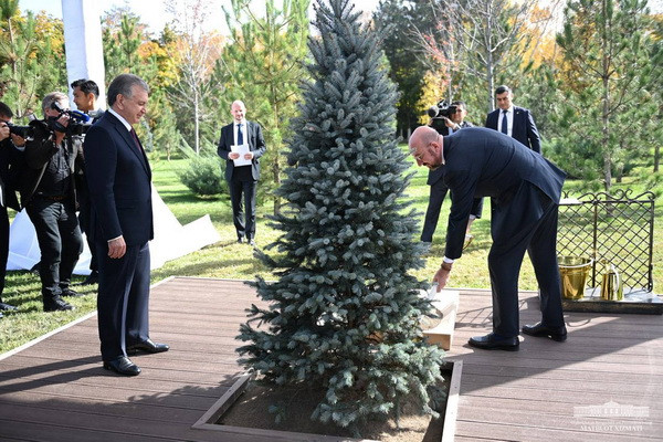 President of the European Council plants a tree on the Alley of Honored Guests