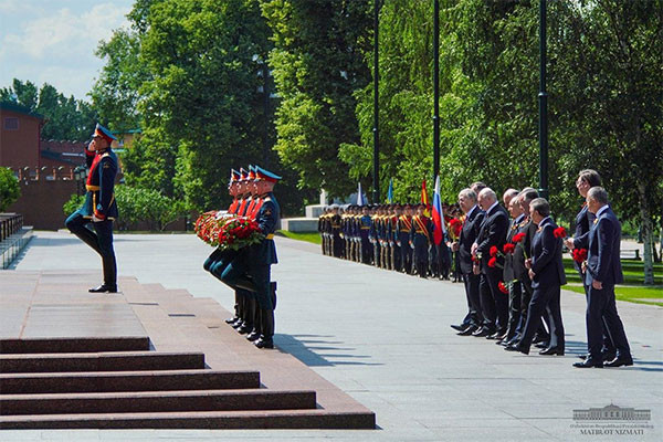 Шавкат Мирзиёев возложил венок к Могиле Неизвестного солдата