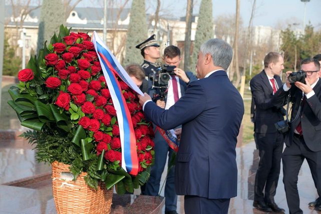Вячеслав Володин Тошкентдаги Ғалаба боғи ёдгорлик мажмуасига ташриф буюрди