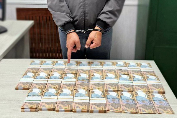 Задержан мужчина, пытавшийся сбыть поддельные 100-тысячные сумовые банкноты