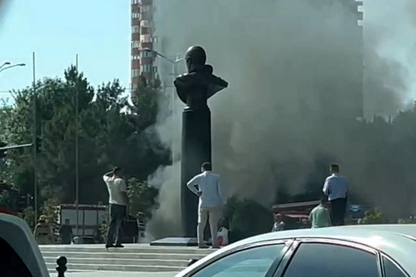 A significant smoke emission occurs at the Kosmonavtlar metro station