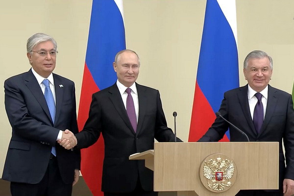 Лидеры Узбекистана, России и Казахстана запустили поставки российского газа в Узбекистан через Казахстан