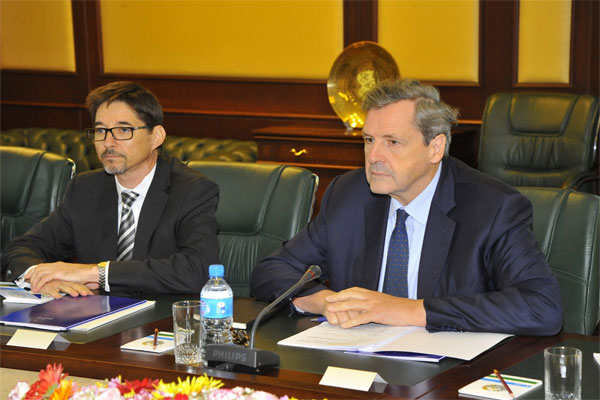 Uzbek FM holds talks with EEAS Secretary General