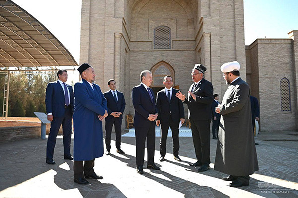Президент начал поездку в Сурхандарьинскую область